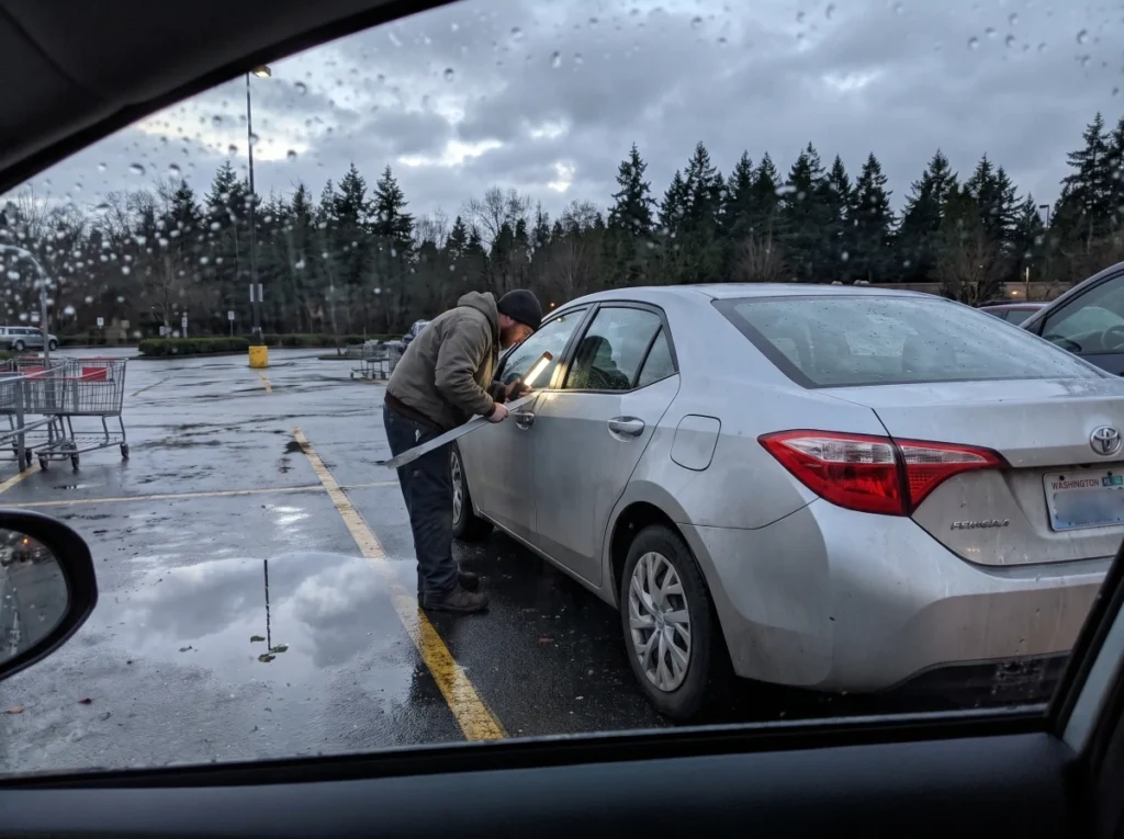 Locksmith unlocking a car door on-site for a Federal Way automotive lockout